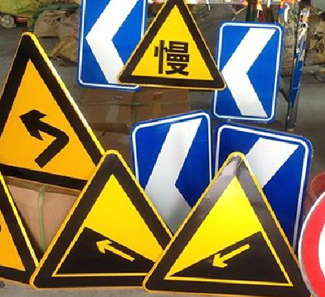 镇雄标识标牌中颜色的确定是很重要的。